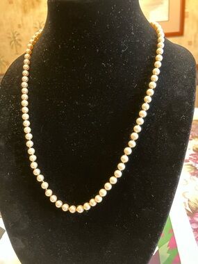 MARVELLA PEARLS VINTAGE 24” 
GOLD CLASP IS SIGNED
